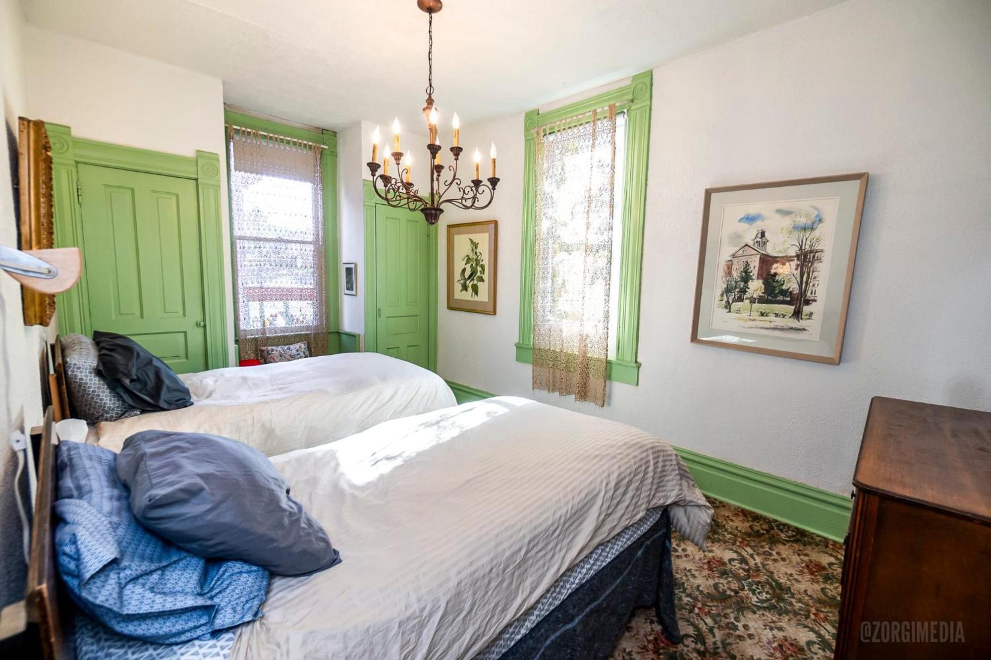 Parkside Paradise Elegant Victorian Just Steps From The Park *